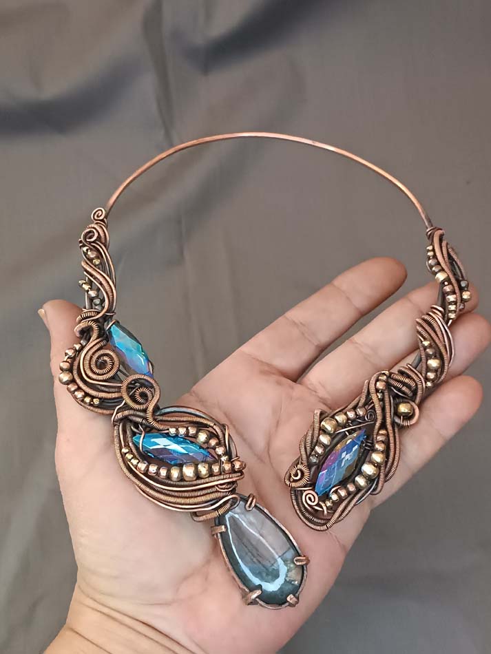 Moćna otvorena ogrlica od bakra sa labradoritom i kristalom - Image 6