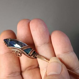 Bogato ukrašena igla za kosu sa kristalom u bakru