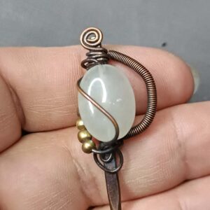 Elegantna igla od belog kvarca i bakra, unikat, ručni rad