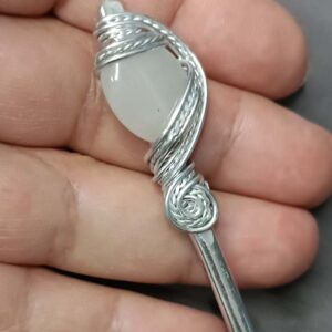 Srebrna igla za kosu, mlečni kvarc u aluminijumu, unikat, ručni rad