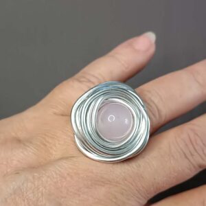 Aluminijumski prsten sa rozenkvarcom, upadljiv, moderan, udoban, ručno rađen
