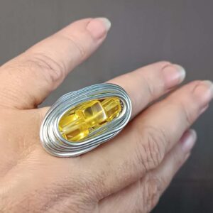 Aluminijumski prsten sa žutim ukrasnim staklom, upadljiv, moderan, udoban, ručno rađen