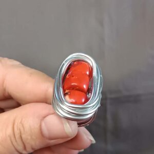 Aluminijumski prsten sa crvenim koralom, moderan, unikat