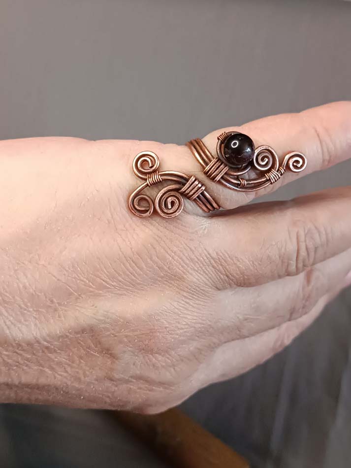 Elegantan bakarni prsten sa granatom, unikatan ručni rad - Image 4